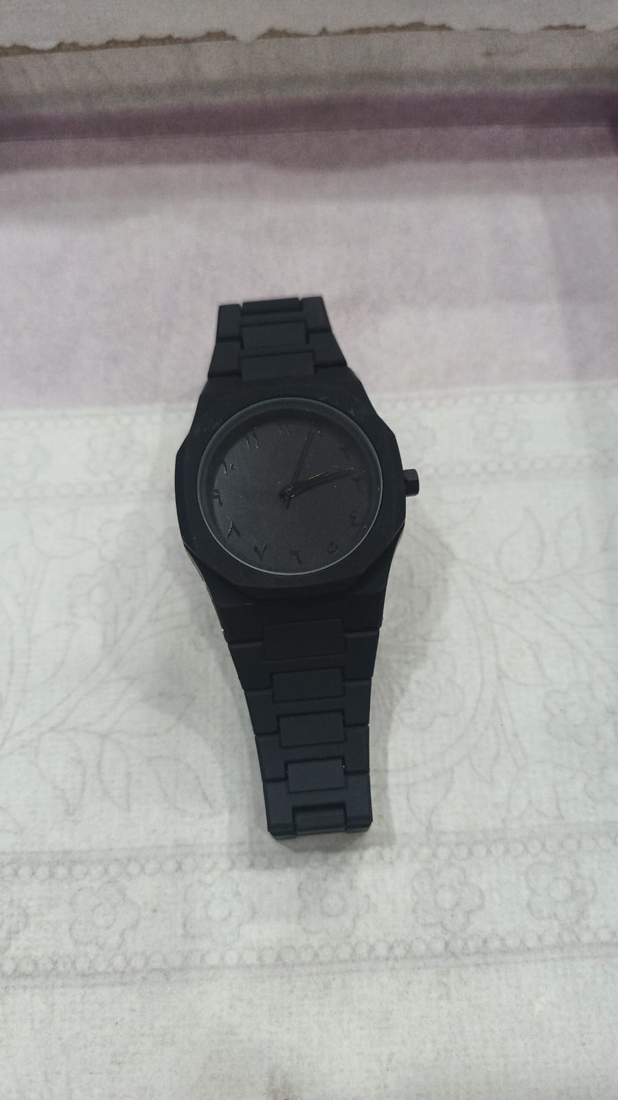 Black Minimalist Analog Wrist Aura Watch With Stainless Steel